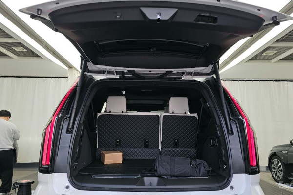 2025 Cadillac Escalade с пробегом 5 888 км