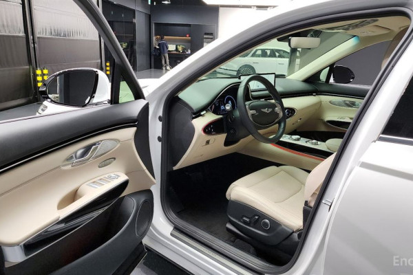 2022 Genesis GV70 с пробегом 22 096 км