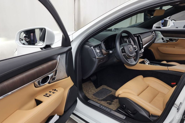 2023 Volvo S90 с пробегом 41 781 км
