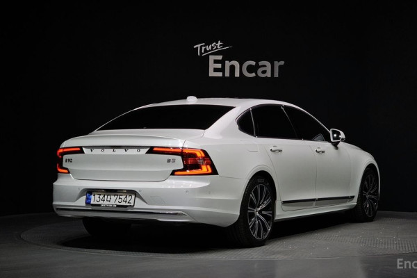 2023 Volvo S90 с пробегом 28 780 км
