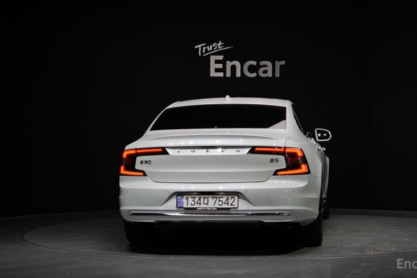 2023 Volvo S90 с пробегом 28 780 км