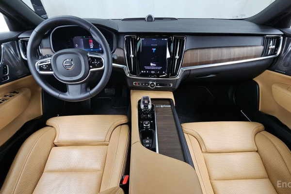 2023 Volvo S90 с пробегом 28 780 км