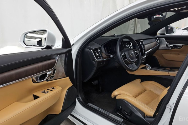 2023 Volvo S90 с пробегом 28 780 км