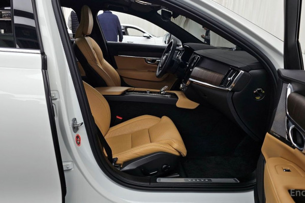 2023 Volvo S90 с пробегом 28 780 км