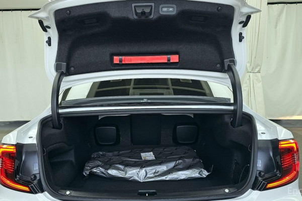 2023 Volvo S90 с пробегом 28 780 км