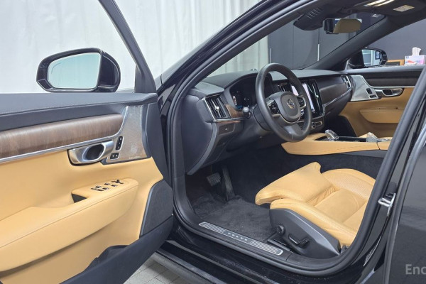 2023 Volvo S90 с пробегом 81 046 км