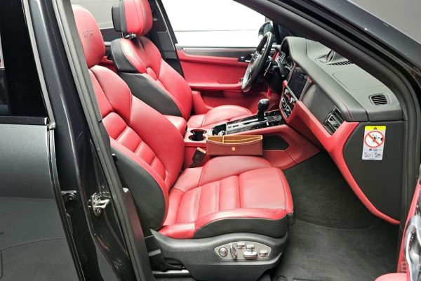 2023 Porsche Macan с пробегом 50 193 км