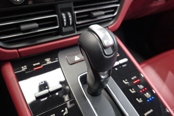 2023 Porsche Macan с пробегом 25 252 км