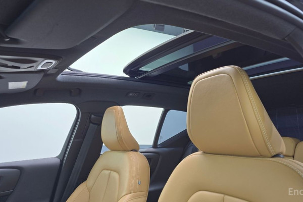 2021 Volvo XC40 с пробегом 32 479 км