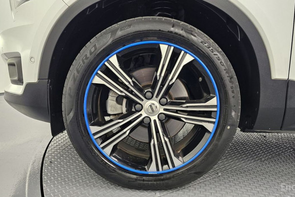 2021 Volvo XC40 с пробегом 32 099 км