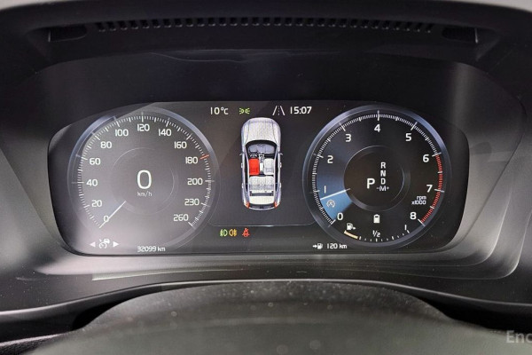 2021 Volvo XC40 с пробегом 32 099 км