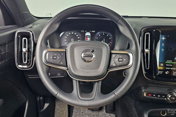 2021 Volvo XC40 с пробегом 32 099 км