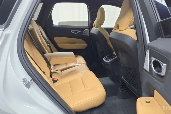 2022 Volvo XC60 с пробегом 45 562 км