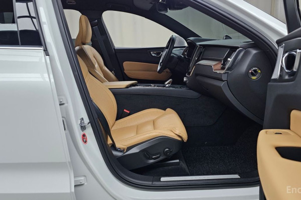 2021 Volvo XC60 с пробегом 20 348 км