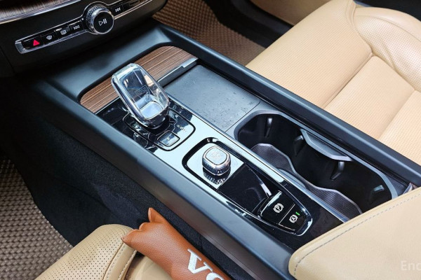 2022 Volvo XC60 с пробегом 39 057 км