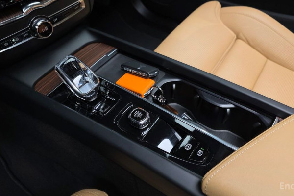 2023 Volvo XC60 с пробегом 40 339 км