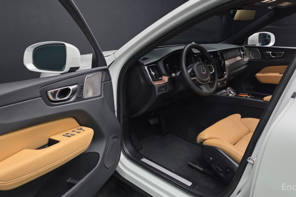 2023 Volvo XC60 с пробегом 40 339 км