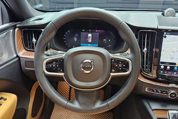 2022 Volvo XC60 с пробегом 39 057 км