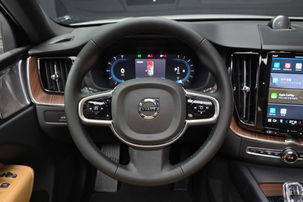 2023 Volvo XC60 с пробегом 40 339 км