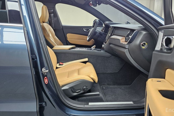 2022 Volvo XC60 с пробегом 40 647 км