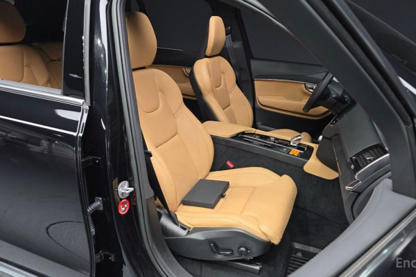 2023 Volvo XC90 с пробегом 14 376 км