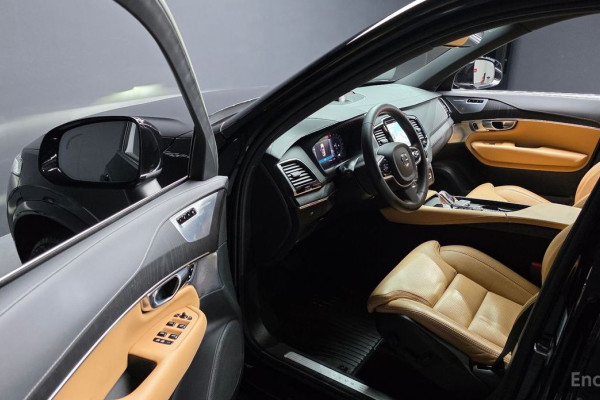 2023 Volvo XC90 с пробегом 14 376 км