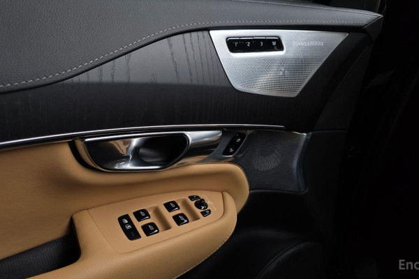 2023 Volvo XC90 с пробегом 14 376 км