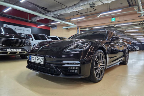 2023 Porsche Panamera с пробегом 12 000 км