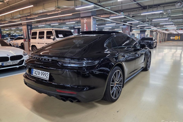 2023 Porsche Panamera с пробегом 12 000 км