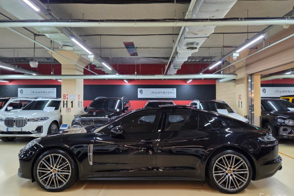 2023 Porsche Panamera с пробегом 12 000 км