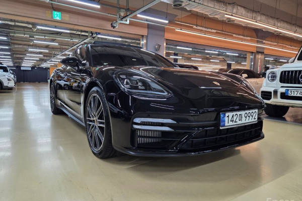 2023 Porsche Panamera с пробегом 12 000 км