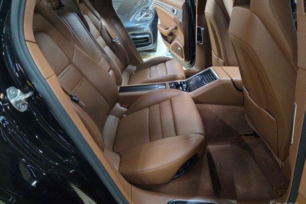 2023 Porsche Panamera с пробегом 12 000 км