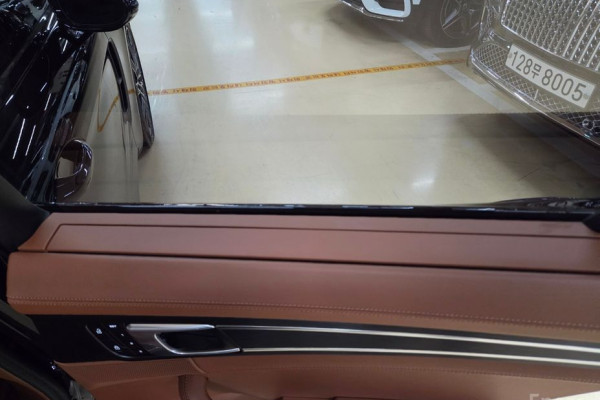 2023 Porsche Panamera с пробегом 12 000 км