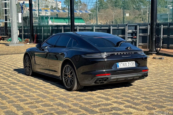 2022 Porsche Panamera с пробегом 36 000 км