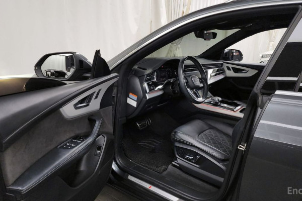 2020 Audi Q8 с пробегом 130 600 км