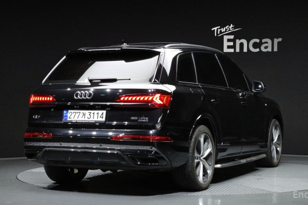 2023 Audi Q7 с пробегом 32 758 км