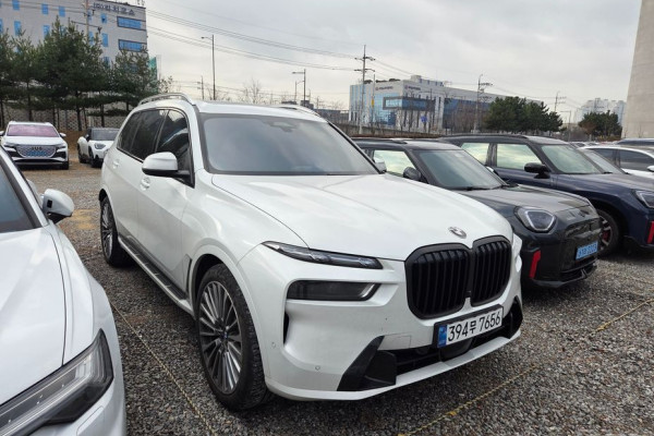2025 BMW X7 с пробегом 8 162 км