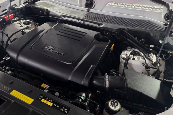 2023 Land Rover Defender с пробегом 32 215 км