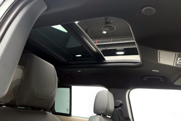 2023 Land Rover Defender с пробегом 32 215 км