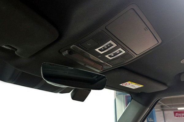 2023 Land Rover Defender с пробегом 32 215 км