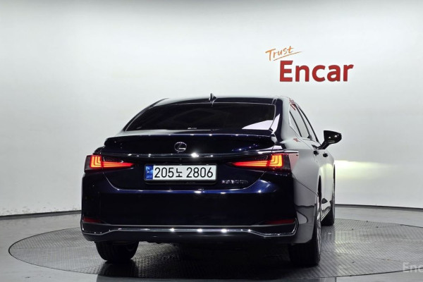 2023 Lexus ES с пробегом 26 116 км