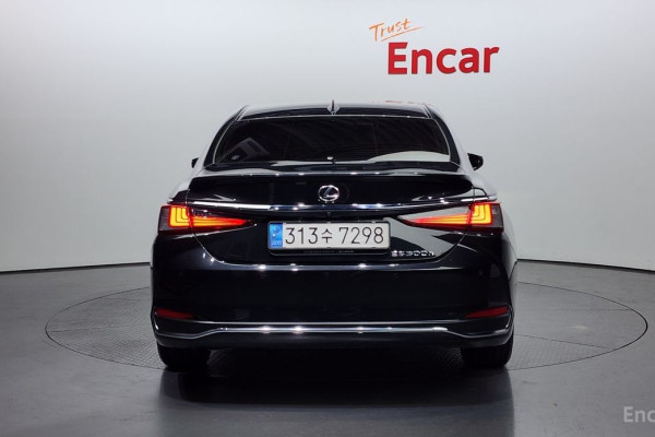 2023 Lexus ES с пробегом 58 781 км