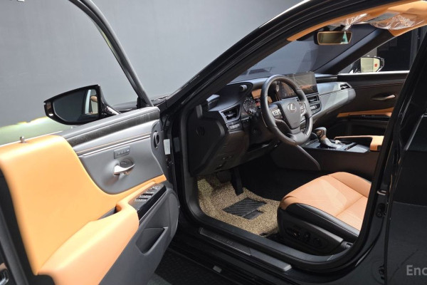 2023 Lexus ES с пробегом 7 864 км