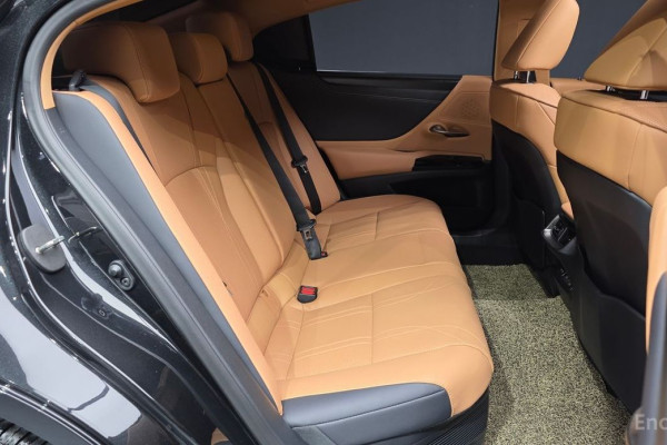 2023 Lexus ES с пробегом 7 864 км