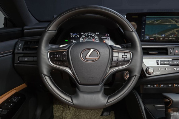2023 Lexus ES с пробегом 7 864 км