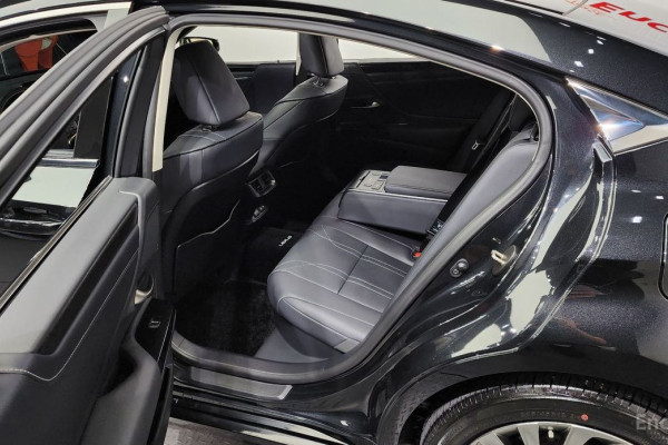 2023 Lexus ES с пробегом 58 781 км