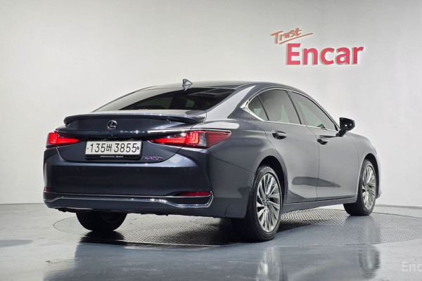 2022 Lexus ES с пробегом 30 050 км