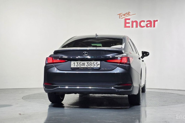 2022 Lexus ES с пробегом 30 050 км