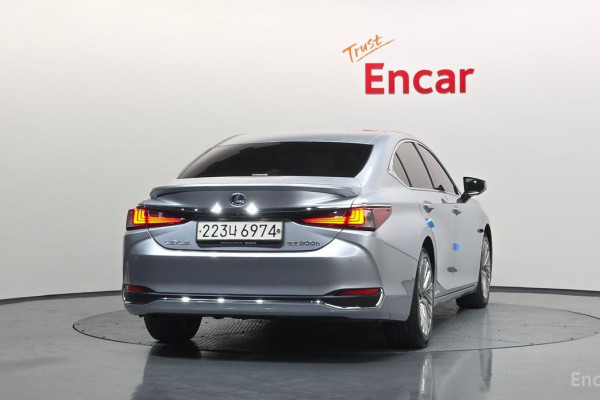 2022 Lexus ES с пробегом 46 027 км