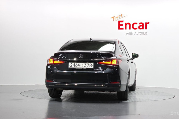 2023 Lexus ES с пробегом 56 465 км